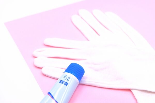 白い手袋と軟膏